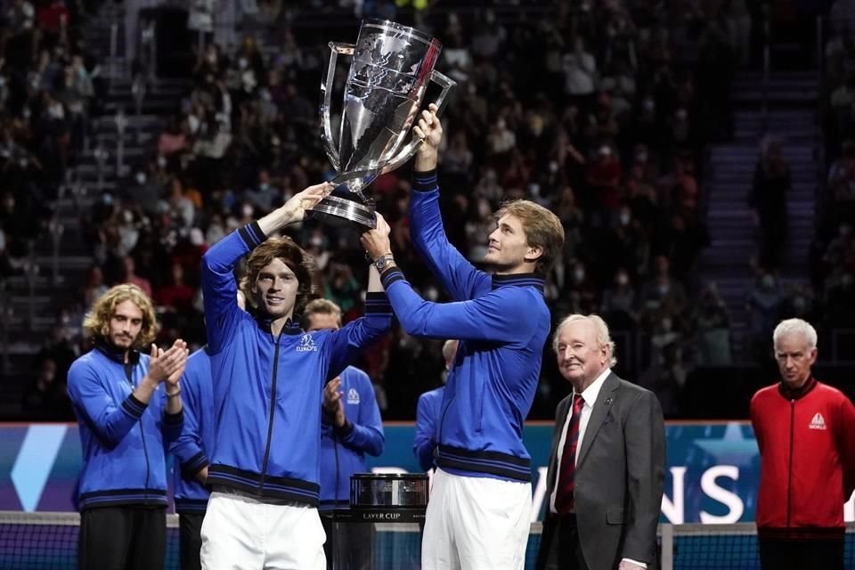 Andrey Rublev y Alexander Zverev levantando la copa de campeones-