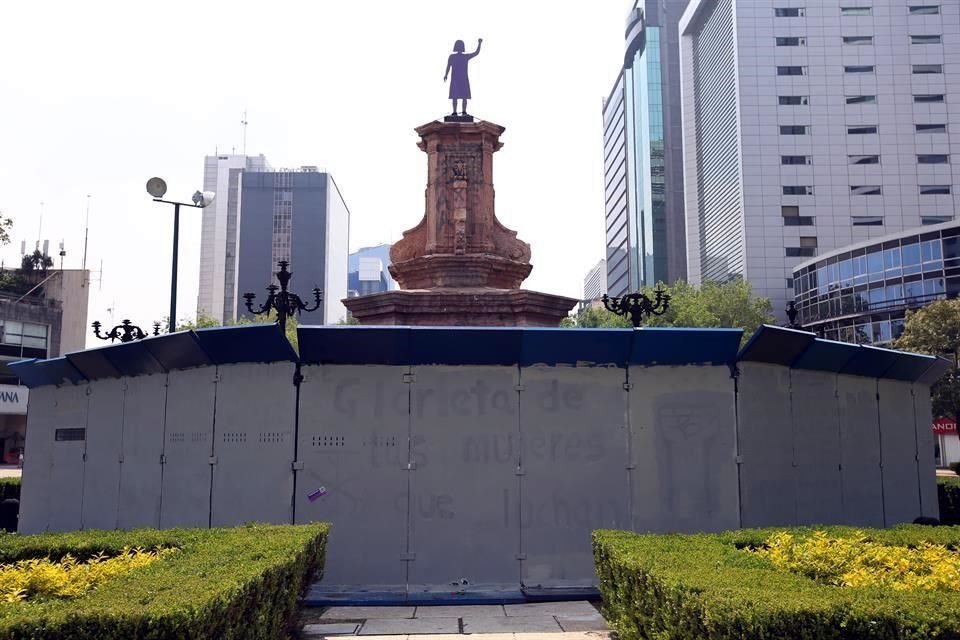 La Jefa de Gobierno reconoció que las autoridades capitalinas borraron las pintas sobre el cerco que rodea la Glorieta de Colón.