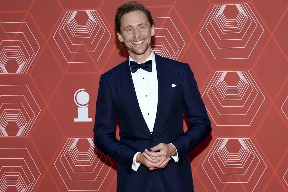 Tom Hiddleston llegó sonriente y emocionado al Winter Garden Theatre de Nueva York.