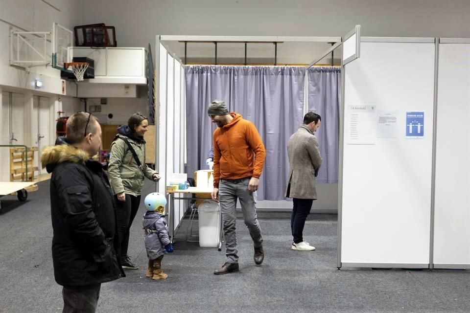 Personas votan el sábado en Kopavogur, Islandia.