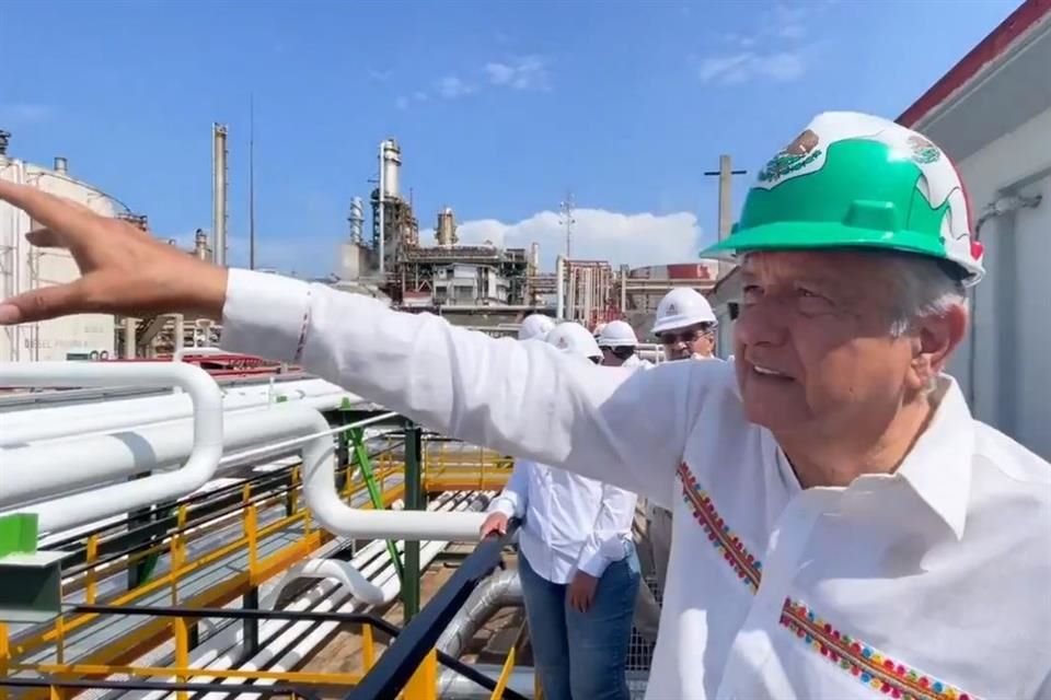 El Presidente López Obrador recorrió la Refinería de Minatitlán, la cual registró una explosión en abril pasado.