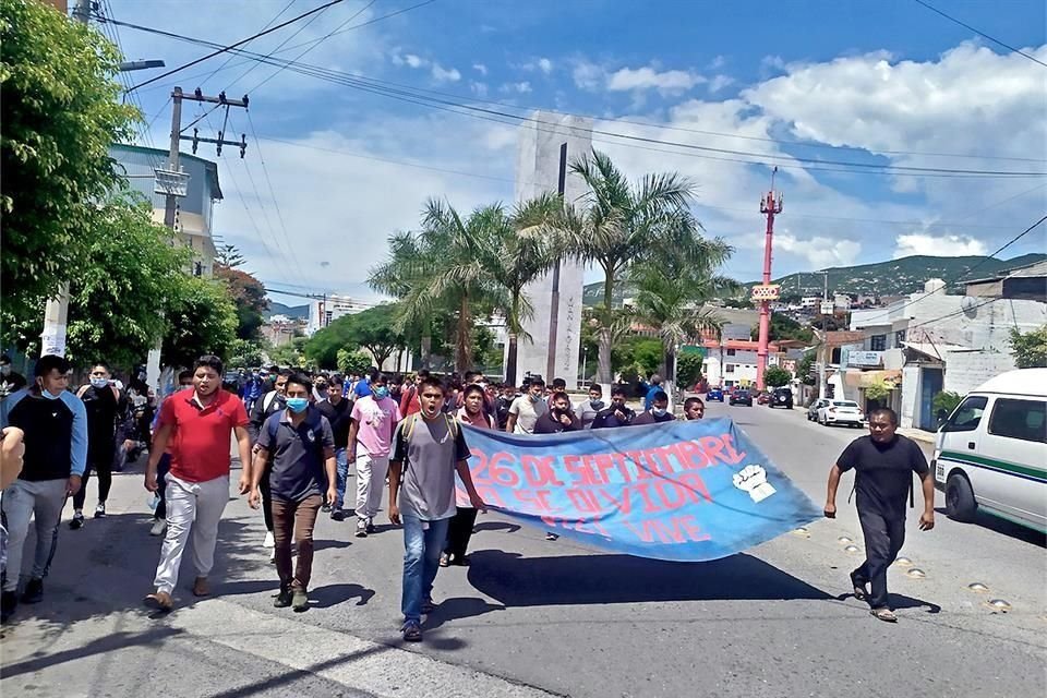Tras una marcha en Chilpancingo, normalistas de Ayotzinapa acusaron que el Gobierno sólo anuncia avances del caso, pero no hace nada.