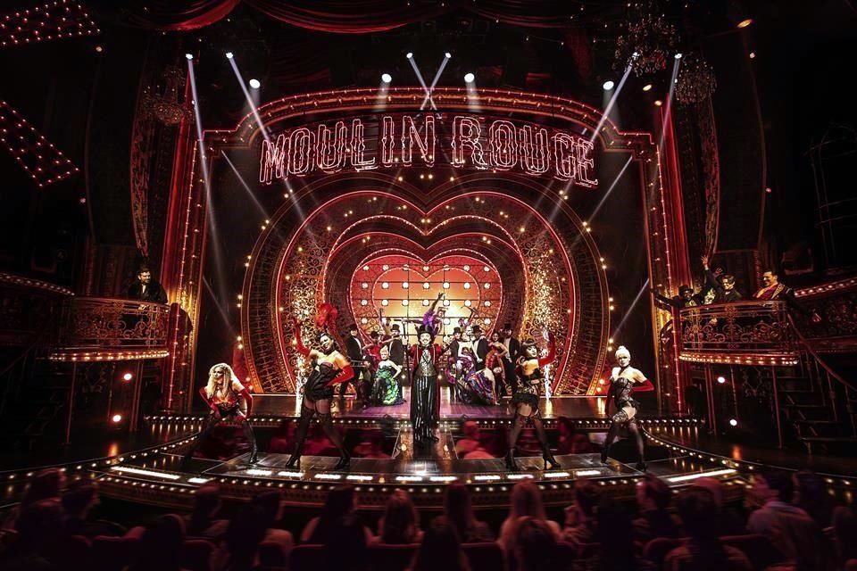 Con mucho ánimo, alegría y música es como celebró el gremio teatral la reapertura de Broadway tras la pandemia en los Premios Tony 2021. 'Moulin Rouge! The Musical' fue la máxima ganadora de la noche.