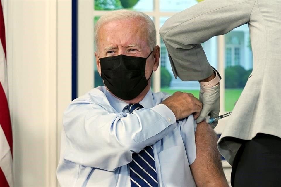 El presidente Joe Biden al recibir su tercera dosis de la vacuna contra Covid-19.