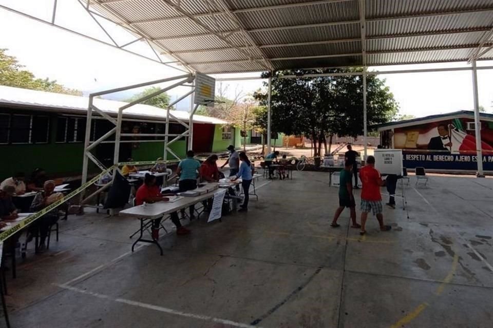 Votantes en una casilla instalada en junio pasado en la región de Tierra Caliente.