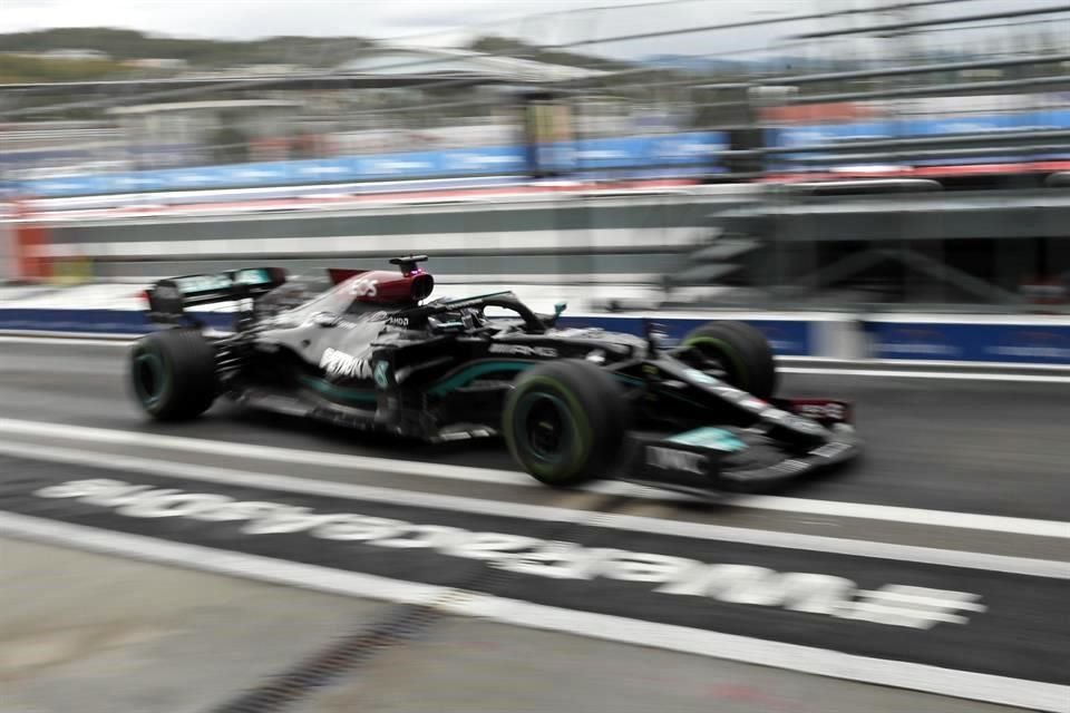 La carrera por el título de Constructores está muy cerrada y Christian Horner de Red Bull atiza el fuego diciendo que es la primera vez que Mercedes es desafiada en una verdadera competencia.