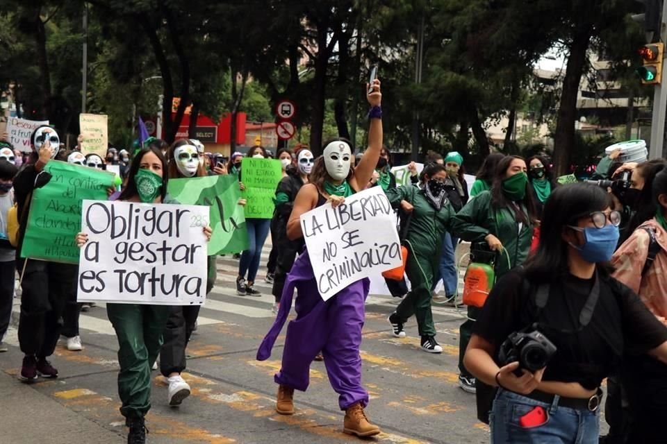 Integrantes de colectivos compraron paliacates verdes o morados para cubrirse la cara.