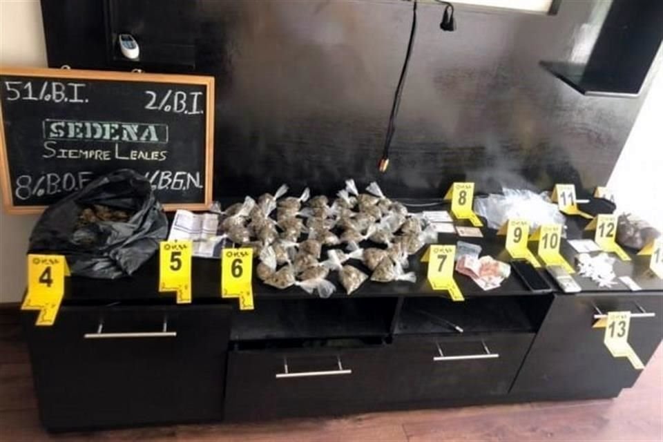 Loa agentes aseguraron una bolsa con mariguana y 42 envoltorios de la misma droga, así como dos bolsas y 33 envoltorios de cocaína.