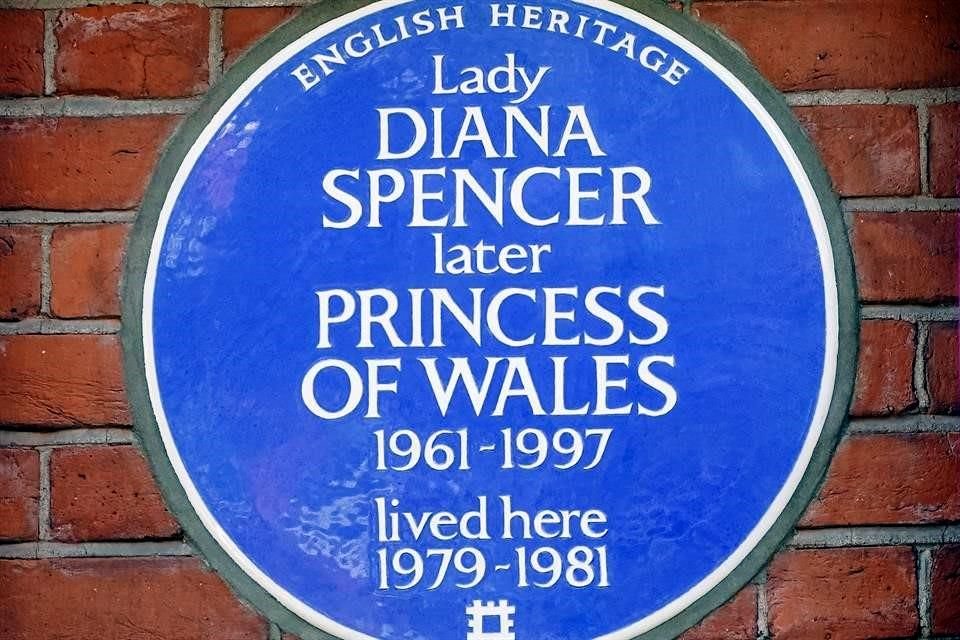 La ciudad de Londres honró a la difunta princesa Diana el miércoles con una placa azul en el lugar donde residió durante los dos años anteriores a su casamiento con el príncipe Carlos.