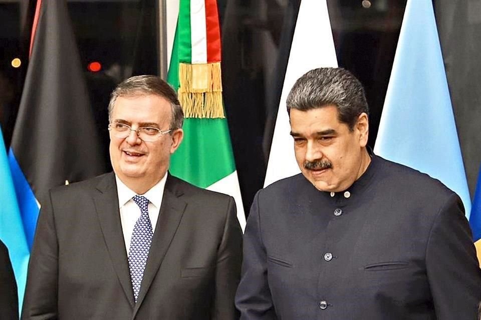 En su visita al País, Maduro fue recibido por Ebrard.