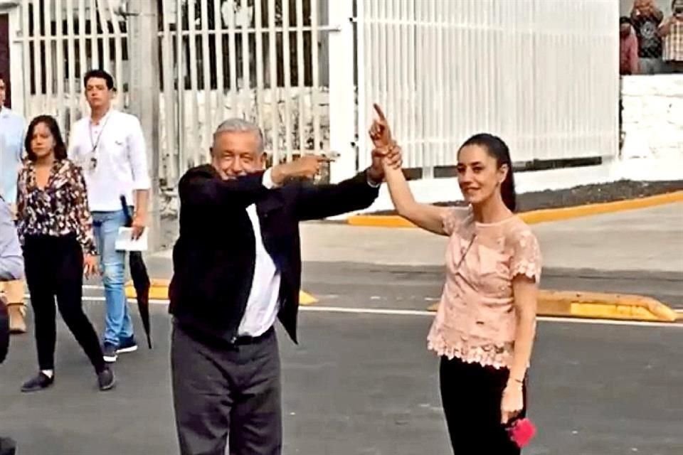El Presidente López Obrador, acompañado de Claudia Sheinbau, inauguró un Banco del Bienestar en Tláhuac y la gente le preguntó a gritos cuando reabriría la L-12 del Metro.