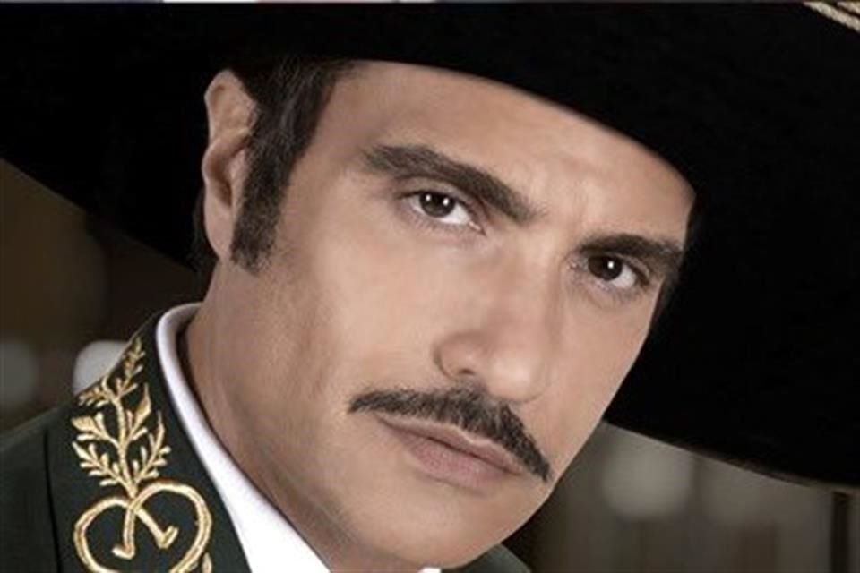 Camil presentó imágenes caracterizado como Vicente Fernández.