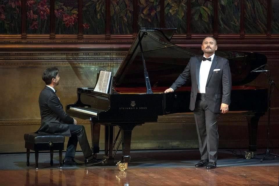 Camarena se presentó en compañia de dos pianistas, uno de ellos fue Ángel Rodríguez.