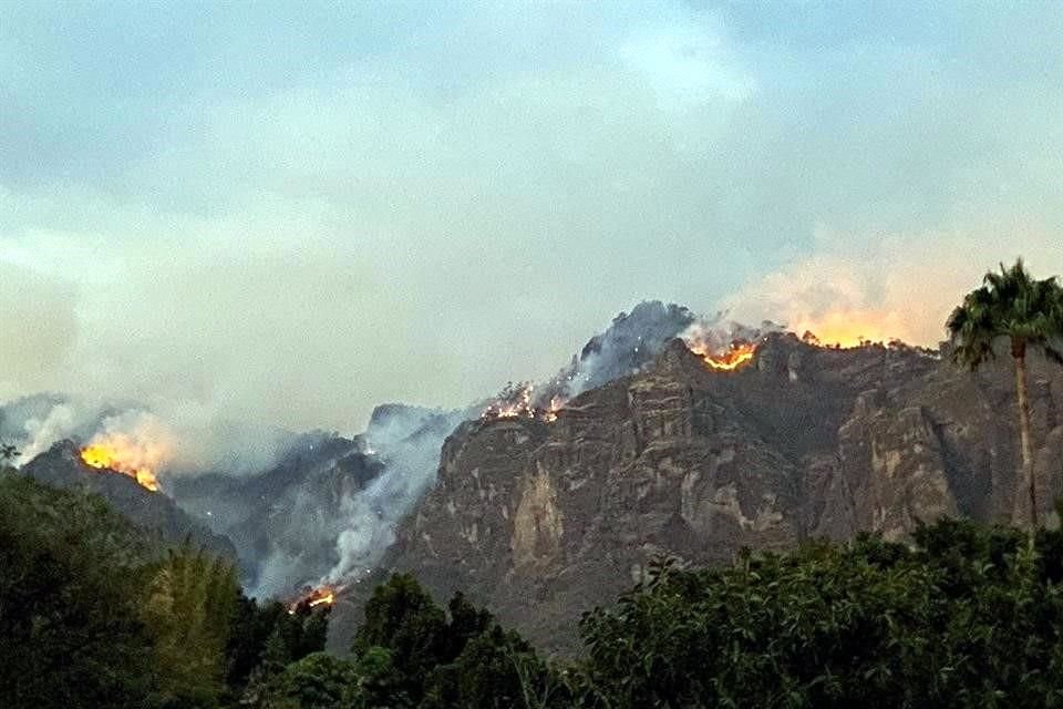 El incendio en los cerros de Tepoztlán llegó hasta el pueblo de San Juan Tlacotenco.