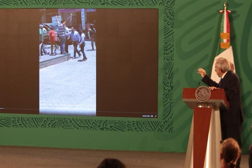 AMLO muestra el video de Aureoles cuando empuja a un manifestante en Aguililla, Michoacán.