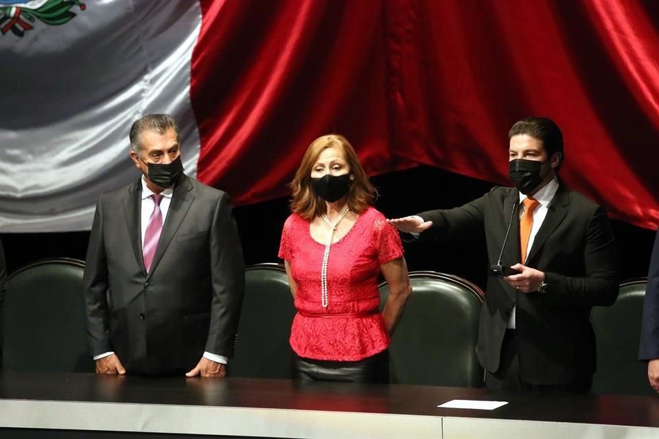 Samuel García (der.) rindió protesta como Gobernador de Nuevo León ante el Mandatario saliente Jaime Rodríguez y la Secretaria de Economía Tatiana Clouthier.