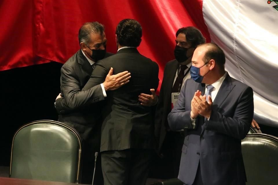 'El Bronco' abraza a Samuel García después de que el emecista rindió protesta como su sucesor.