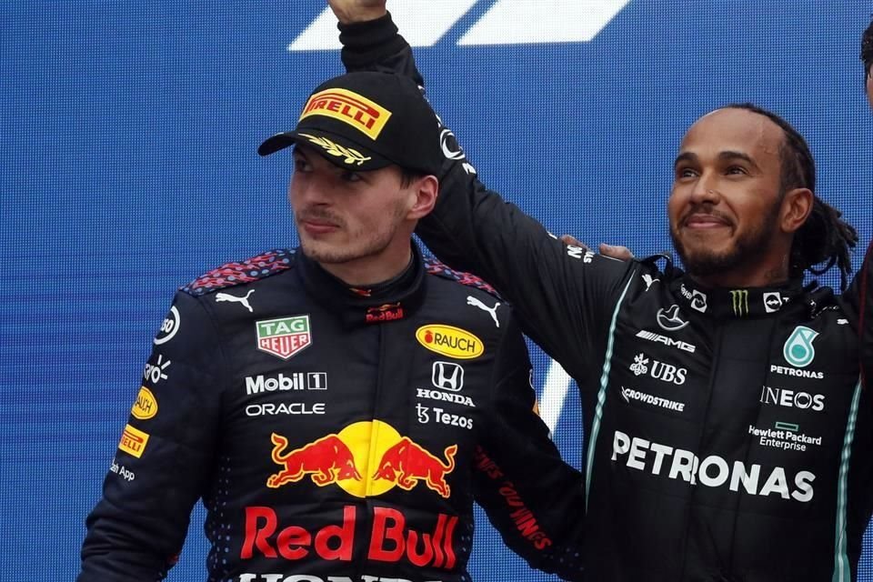 Max Verstappen (izq.) le lleva apenas 6 puntos a Lewis Hamilton.