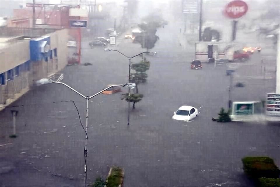 Algunas zonas de Mérida lucen inundadas, tras la fuerte tormenta de este martes.