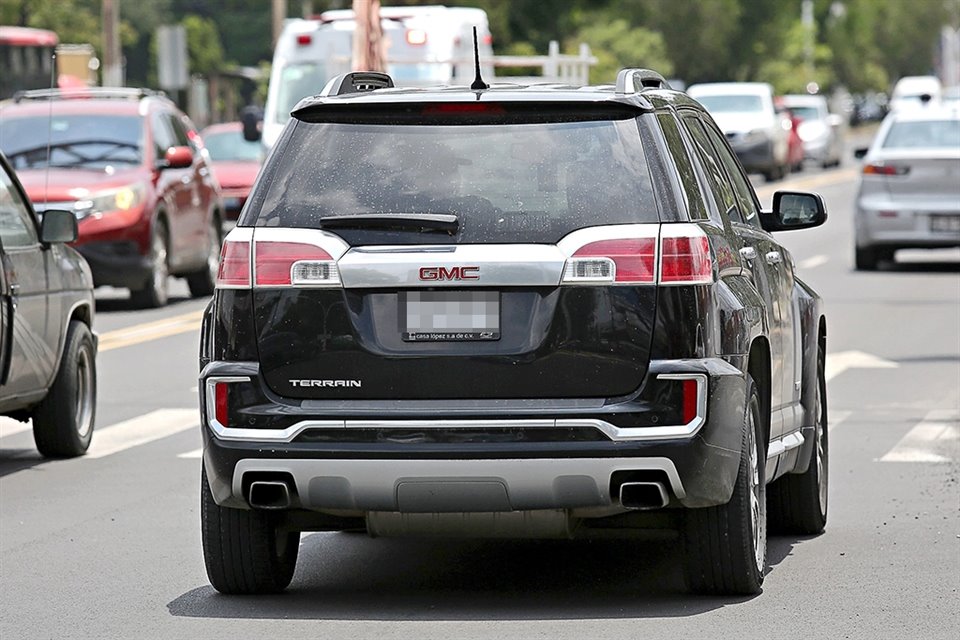 A partir del próximo año, los autos con placas foráneas deberán acreditar su control de emisiones local o contar con pase de estancia temporal.