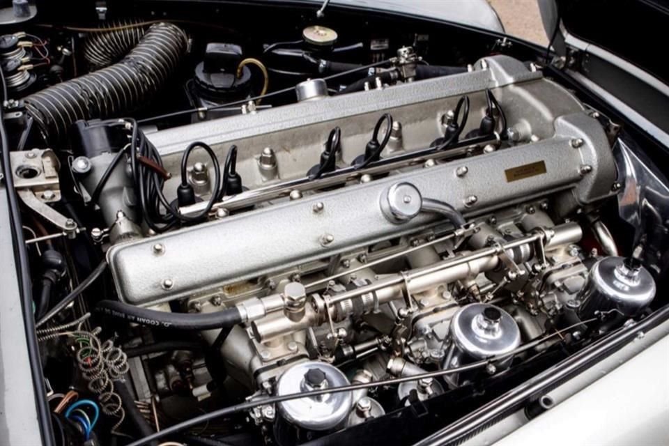 El motor era un DOHC de 6 cilindros en línea 4.0 litros con una potencia de 282 HP, acoplado a una transmisión manual de 5 velocidades que alcanzaba una velocidad máxima de 233 KM/H