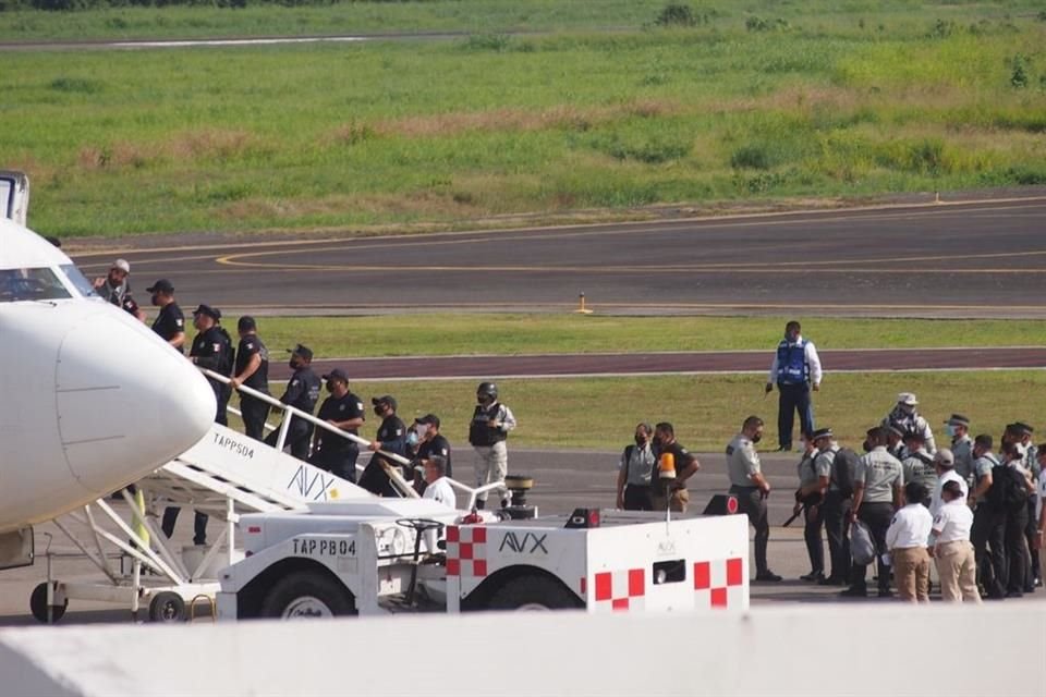 El Instituto Nacional de Migración (INM) deportó a unas 80 personas haitianas desde el Aeropuerto de Tapachula, Chiapas.