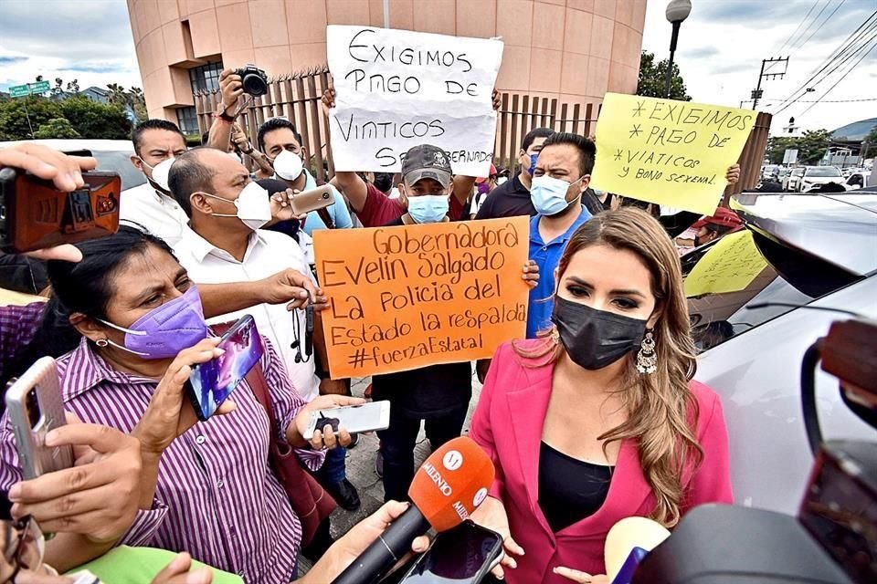 Policías pidieron a la Gobernadora electa Evelyn Salgado que intervenga para que les paguen viáticos atrasados.