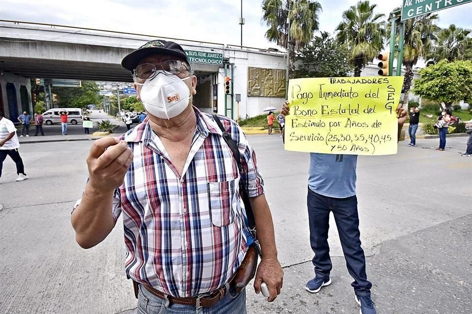 Maestros y trabajadores del Estado que reclaman pagos atrasados bloquearon avenidas céntricas de Chilpancingo.