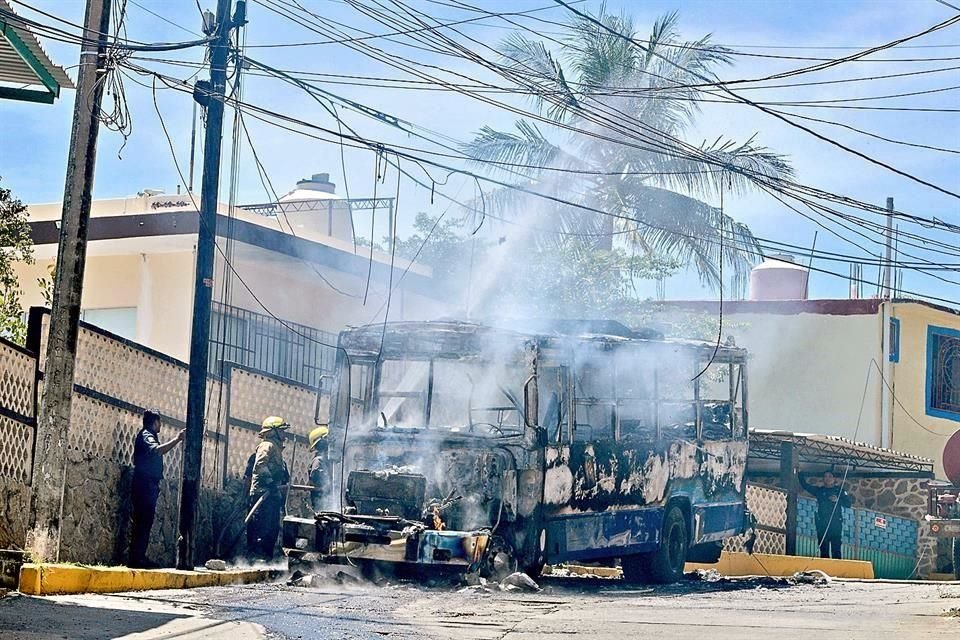 Octubre 7. Sicarios secuestraron un camión de la ruta Centro-Caleta, en la zona tradicional de Acapulco, y lo incendiaron.