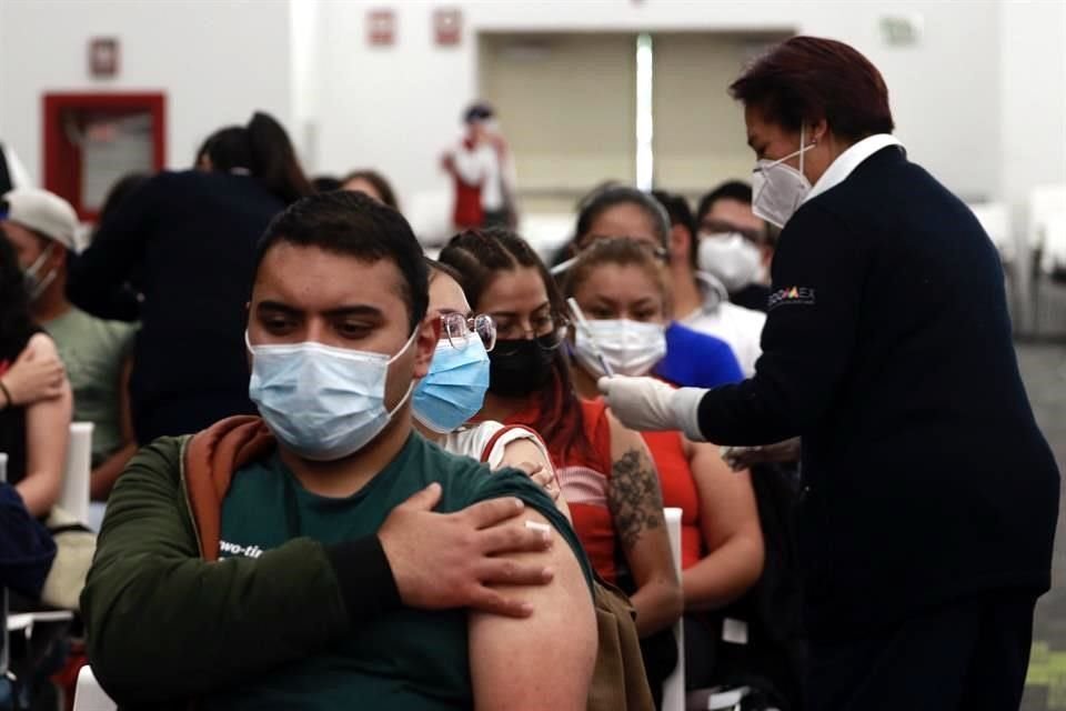 Jóvenes durante una jornada de vacunación contra Covid-19 en el Estado de México.