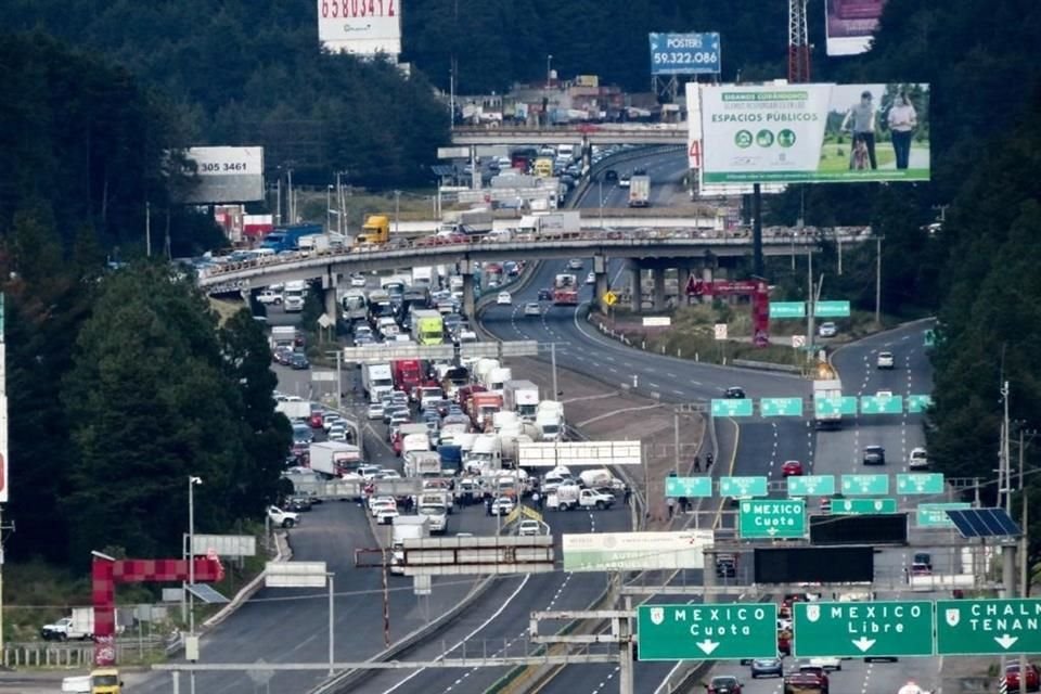 Miembros del Gremio Gasero Nacional bloquean carretera México-Toluca tras no llegar a acuerdo con Sener; ante se enfrentaron con policías.