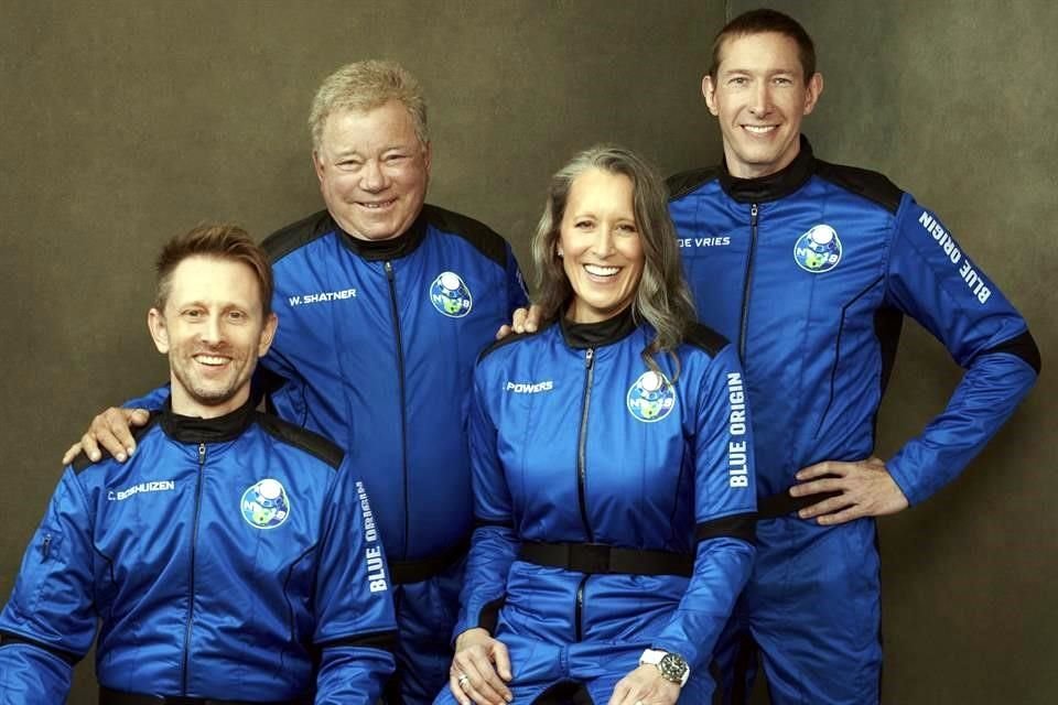 William Shatner, segundo de izquierda a derecha, abordó la nave en el segundo vuelo de Blue Origin.