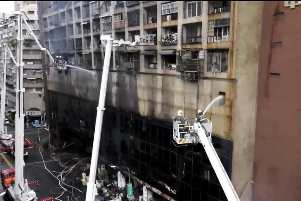 Bomberos continuaban arrojando agua al edificio luego de que las llamas aimainaran.