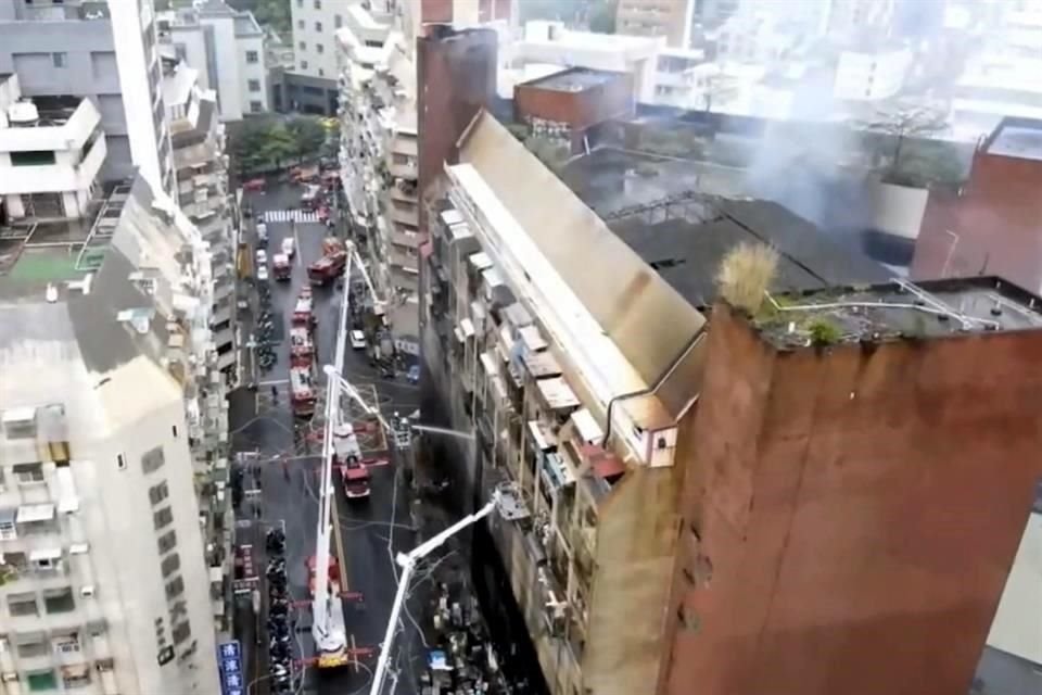 El incendio arrasó varios niveles del edificio.