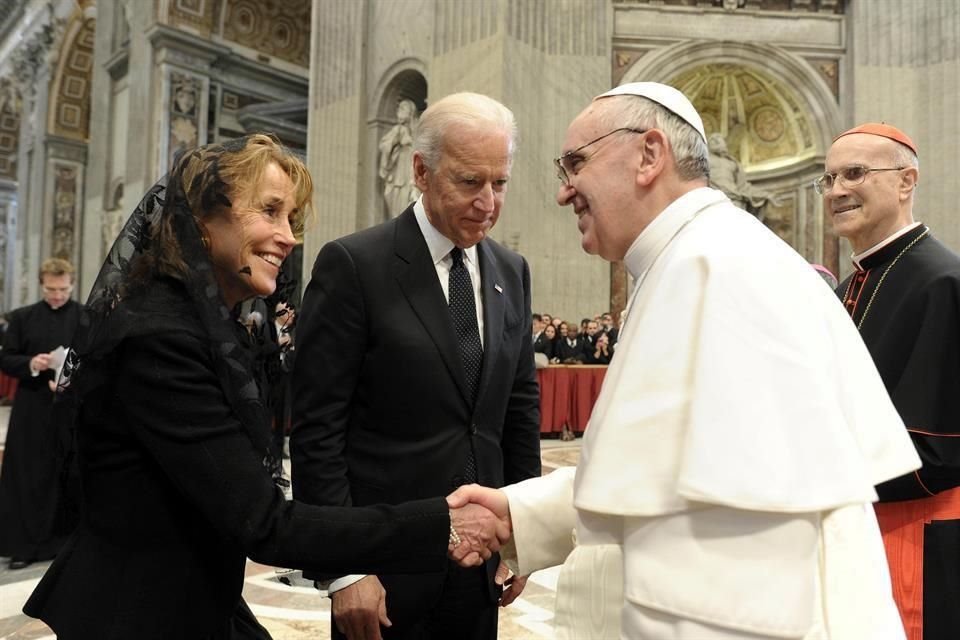 Joe Biden y su esposa con el Papa Francisco en una visita al vaticano en 2013.