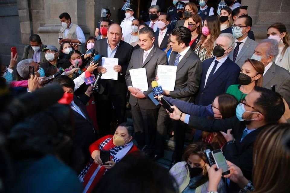 Los coordinadores opositores afuera de la sede del máximo tribunal del País.