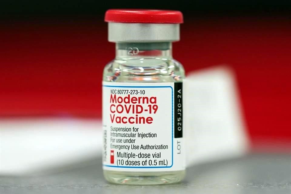 Asesores médicos de EU recomendaron una dosis extra de la vacuna contra Covid-19 de Moderna para personas con riesgo.