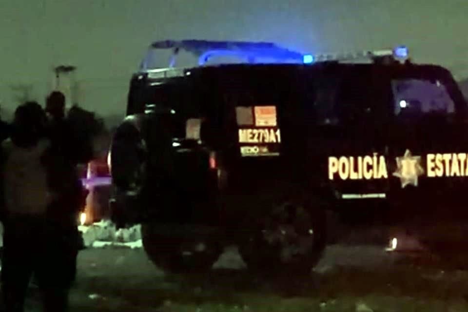 Después de ser atacados a balazos, tres hombres y una mujer fueron abandonados en el Circuito Exterior Mexiquense, en Jaltenco, Estado de México.