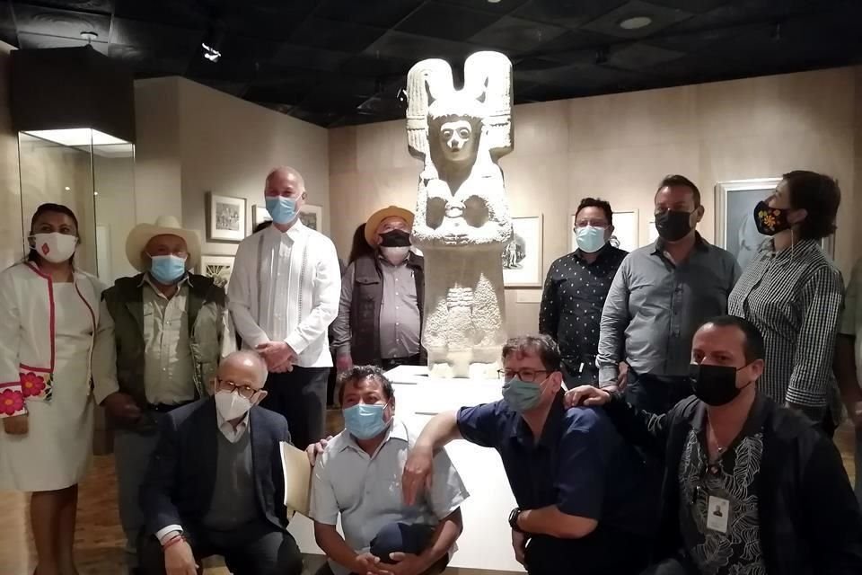 Los agricultores que la hallaron y una comitiva de autoridades municipales visitaron la pieza en el Museo Nacional de Antropolgía.