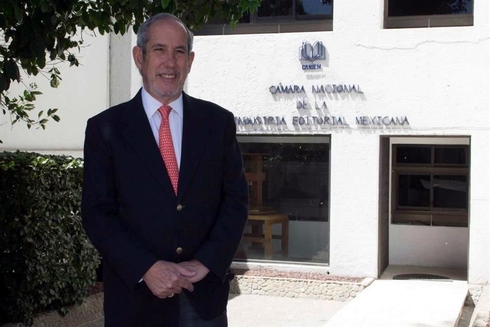 Ante la polémica por la reelaboración al vapor de los nuevos libros de texto, Juan Luis Arzoz, presidente de la Caniem, sugirió esperar para juzgar resultado.