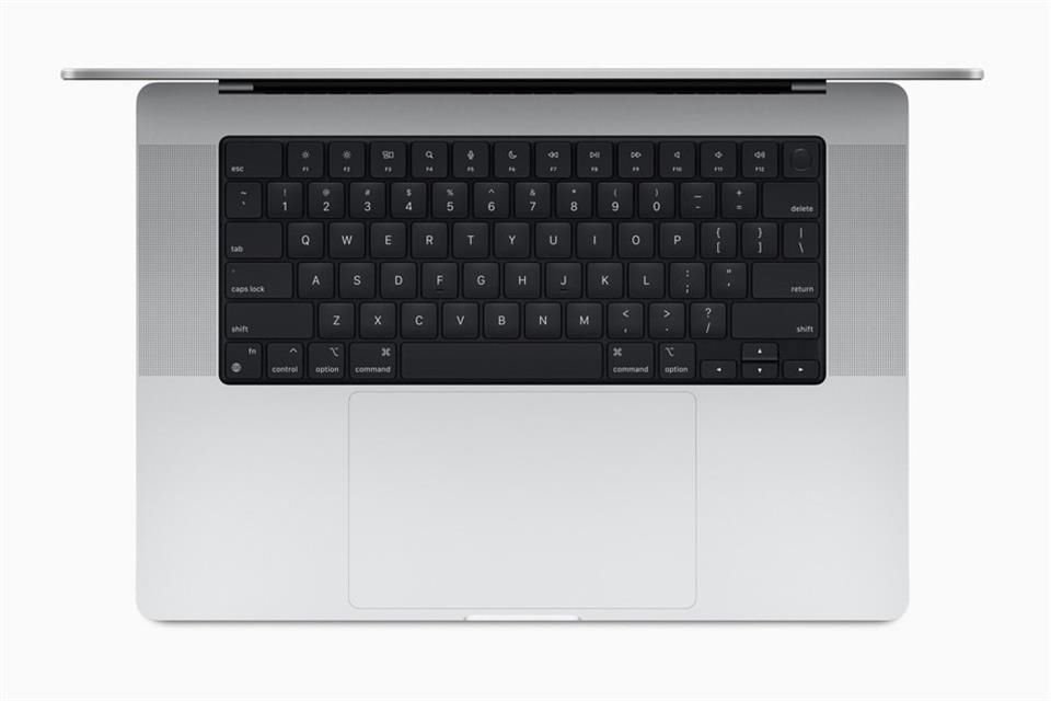 El teclado de las nuevas MacBook Pro es de un negro profundo para destacar aún más las teclas, ha dejado atrás la barra táctil por teclas funcionales y el trackpad promete ser de alto desempeño.