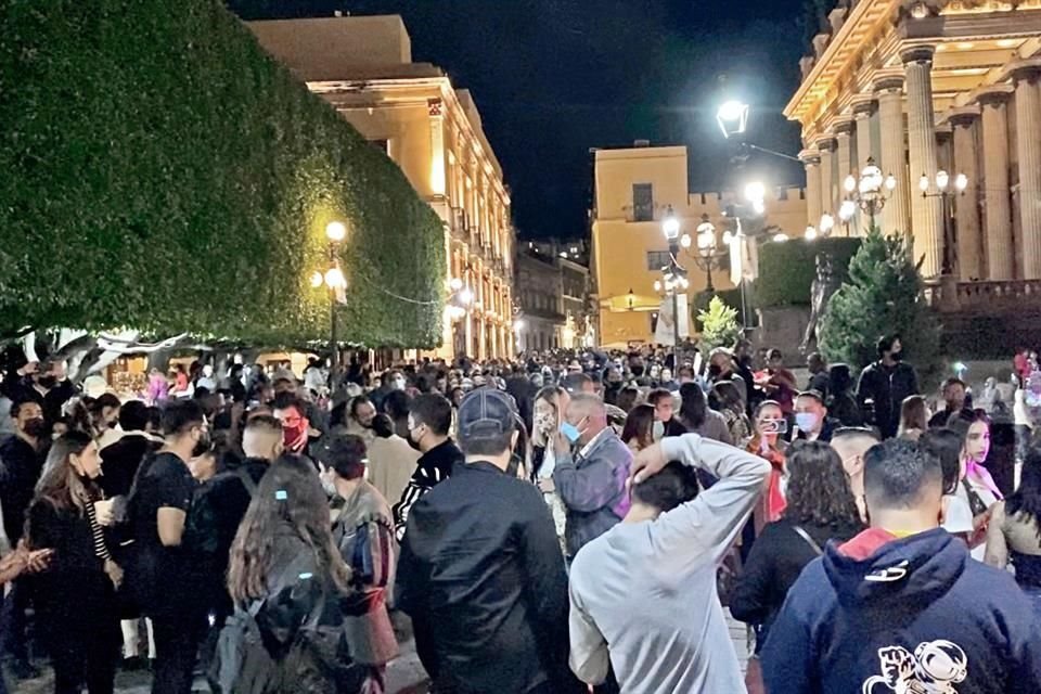 Las multitudes de este fin de semana en Guanajuato olvidaron la sana distancia.