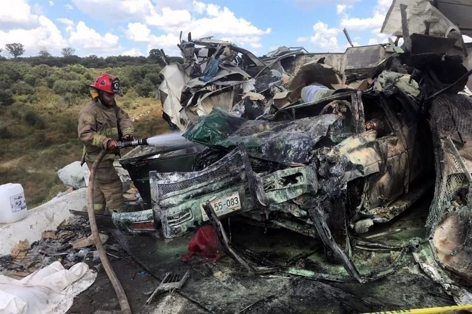 Siete personas perdieron la vida esta tarde tras un accidente automovilístico registrado en la Autopista a Los Altos.