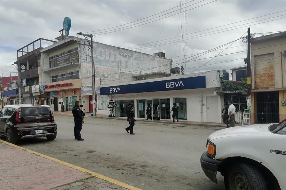 Delincuentes pusieron un explosivo falso a una cajera y tomaron rehenes para asaltar banco en Veracruz, pero Policía frustró el atraco.