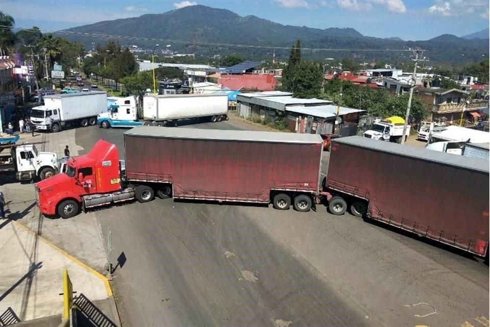 Con vehículos de carga pesada, la CNTE realizó un bloqueo en Uruapan, Michoacán.