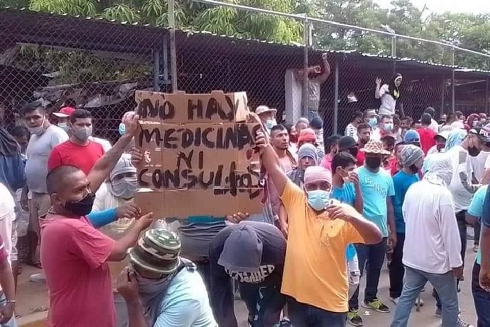 Internos que purgan distintas condenas en el Centro de Reinserción Social de Acapulco protestaron frente a la dirección de este penal.