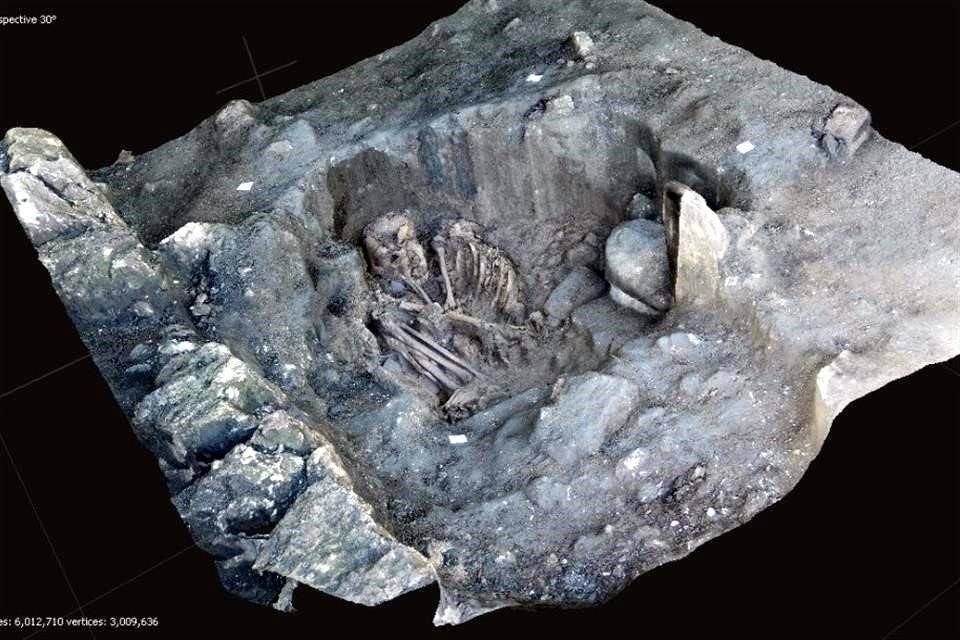 De acuerdo con las arqueólogas se han recuperado casi 80 entierros humanos; algunos de ellos presentan deformaciones craneanas, lo cual indicaría que tuvieron un mayor estatus social.