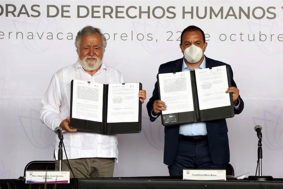 Alejandro Encinas,  subsecretario de Derechos Humanos, Población y Migración de la Segob, y el Gobernador de Morelos, Cuauhtémoc Blanco.
