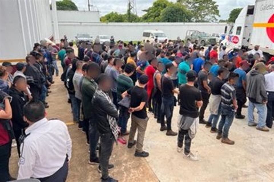 Elementos del INM aseguraron a 334 migrantes que viajaban en condiciones de hacinamiento dentro de la caja de un tráiler, en Veracruz.