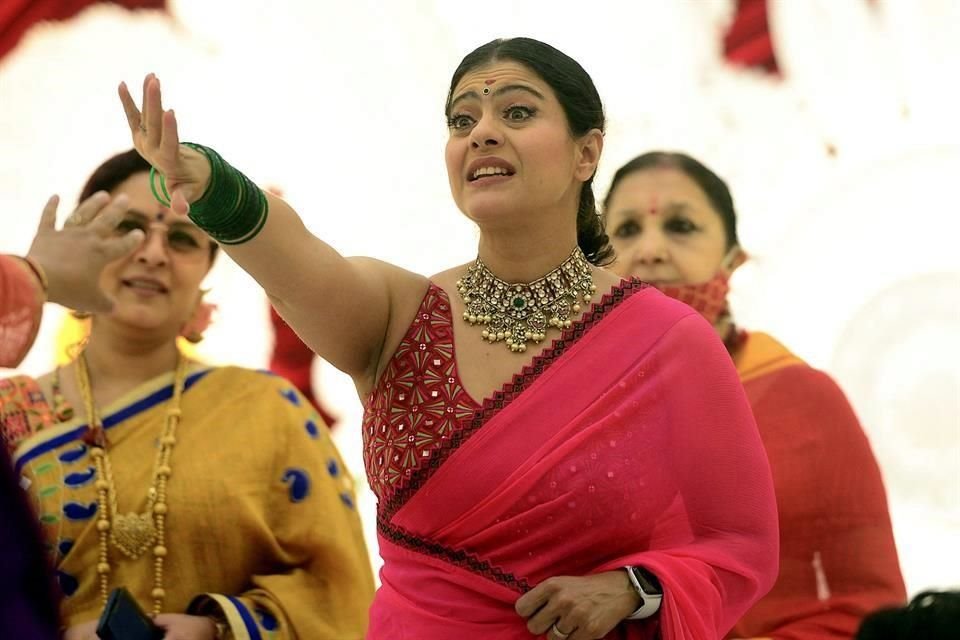 Cines reabren en Bombay, capital india, tras meses de cierre por pandemia, contribuyendo a la reactivación de Bollywood.